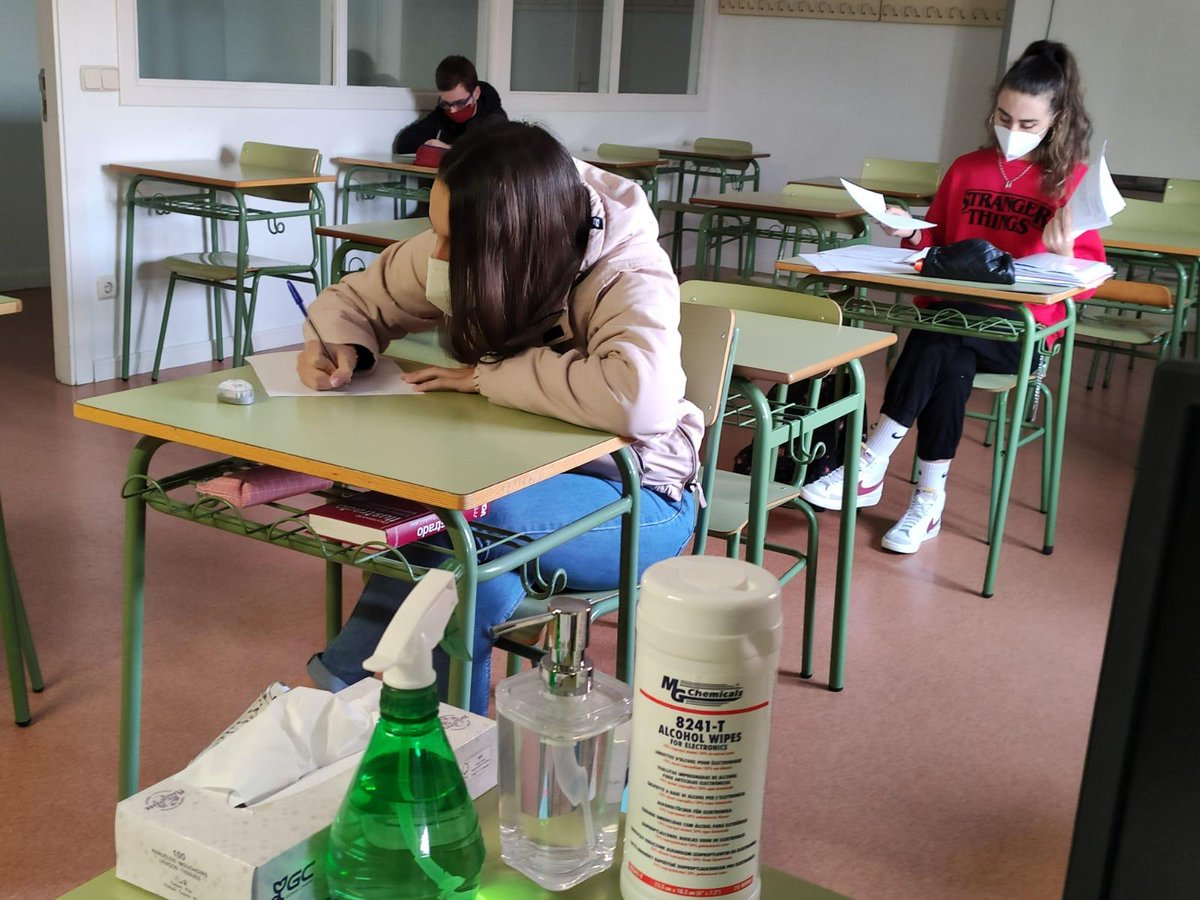 ColeMarillac's tweet photo. Alumnos, profesores y personal del colegio apostamos por la limpieza y desinfección para luchar contra la COVID. #higienecovid #colegiossv #hijascaridadsv https://t.co/y2Be5lilHs