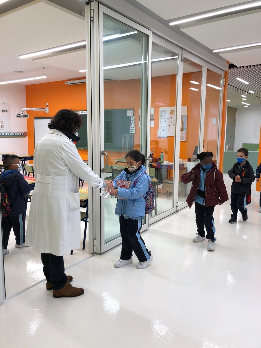 ColeMarillac's tweet photo. Alumnos, profesores y personal del colegio apostamos por la limpieza y desinfección para luchar contra la COVID. #higienecovid #colegiossv #hijascaridadsv https://t.co/y2Be5lilHs
