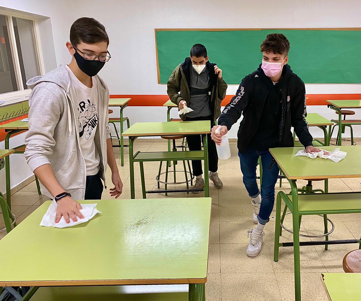 ColeMarillac's tweet photo. Alumnos, profesores y personal del colegio apostamos por la limpieza y desinfección para luchar contra la COVID. #higienecovid #colegiossv #hijascaridadsv https://t.co/y2Be5lilHs