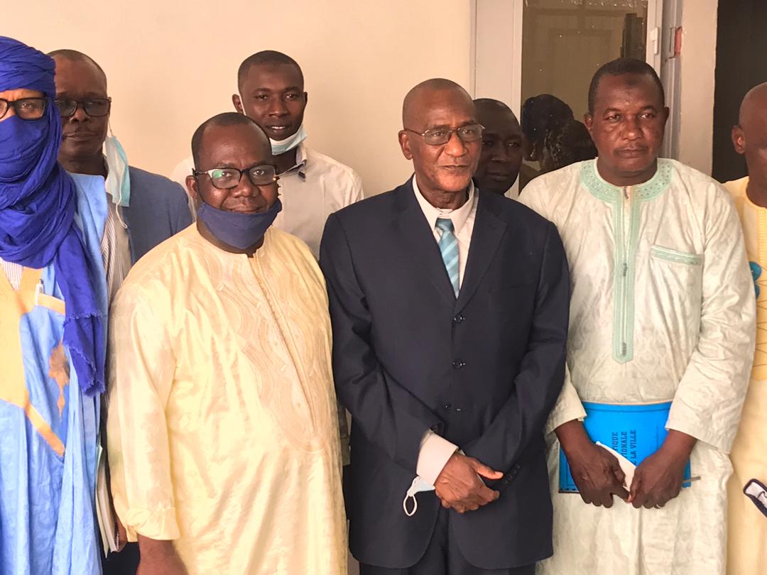 CsPonav's tweet photo. MHU - CS PONAV 

Prise de contact :

Le Ministre de l'Habitat et de l'Urbanisme , M.DIONKÉ DIARRA s’est rendu hier 5 Novembre 2020, au cellule de suivi de la politique nationale de la ville pour une prise de contact avec les membres de la Cellule.
@GouvMali @MaliMenp @CNSP20 https://t.co/s8y41iyNkc