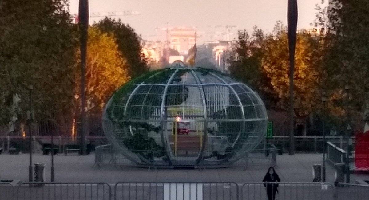 #ArcDeTriomphe hovers over the globe, a few seconds after #Biden2020 grabs lead in #Pennsylvania. Mr President-Elect, please bring the USA back into the #ParisAgreement for the climate. #COP21