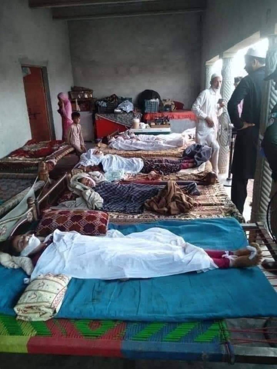 law4all3's tweet image. کوہاٹ میں ڈوبتے بھائی کو بچانے کے لئے چار بہنوں نے پانی میں چھلانگ لگادی ۔ بھائی کے لیے چاروں بہنیں اللہ کو پیاری ہو گئیں....!!!! 

بھائی بھی جانبر نہ ھو سکا۔ یہ ہوتی ہیں بہنیں جنہیں آج ذلیل وخوار کیا جاتا ہے😞

اللہ پاک ہمیں اپنی اور دوسروں کی بہن بیٹیوں کی عزت کرنےوالا بنائے 👇