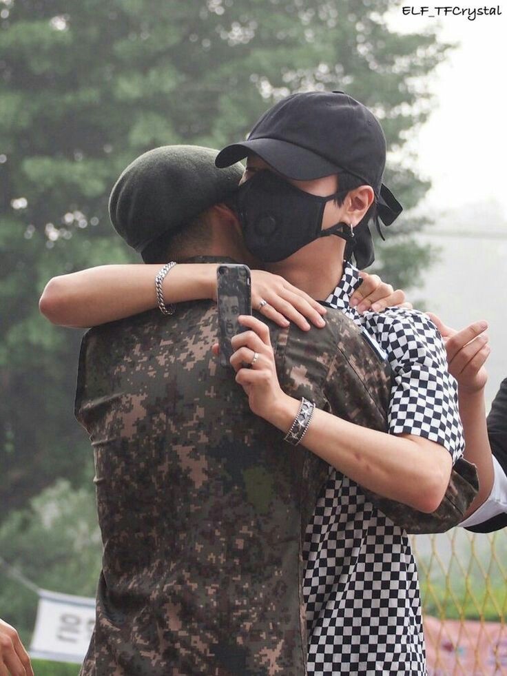 ●   yesung hugging hyukjae uwu 