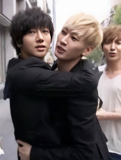 ●   yesung hugging hyukjae uwu 