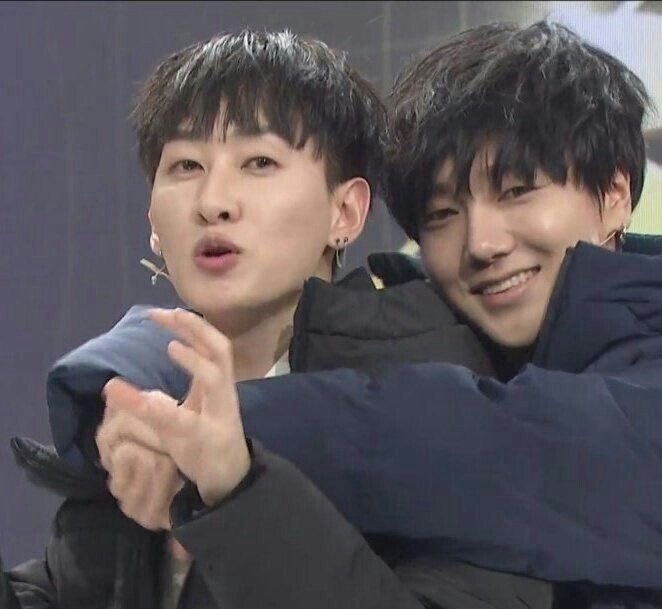 ●   yesung hugging hyukjae uwu 