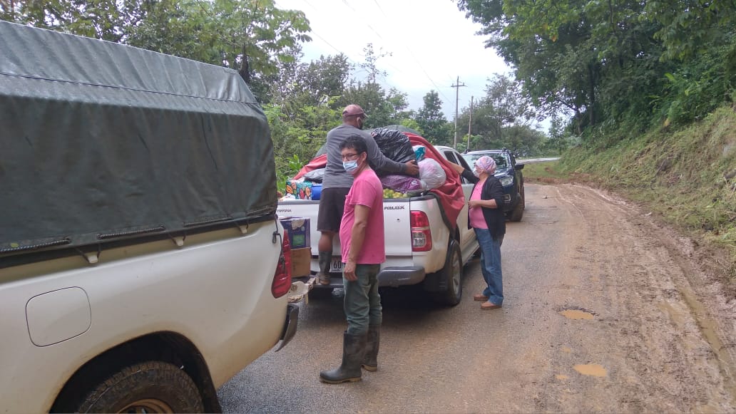 pacatolico's tweet photo. El sacerdote José Fitzgerald envía fotos desde El Alto, sobre la llegada de donaciones a Soloy, cabecera del distrito de Besikó en la Comarca Ngäbe-Buglé.🙌

Estas son las primeras ayudas que obtenidas desde el inicio de la tragedia en estas tierras chiricanas. ¡Gracias, Panamá! https://t.co/ano0NOr7Js