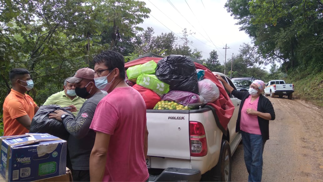 pacatolico's tweet photo. El sacerdote José Fitzgerald envía fotos desde El Alto, sobre la llegada de donaciones a Soloy, cabecera del distrito de Besikó en la Comarca Ngäbe-Buglé.🙌

Estas son las primeras ayudas que obtenidas desde el inicio de la tragedia en estas tierras chiricanas. ¡Gracias, Panamá! https://t.co/ano0NOr7Js