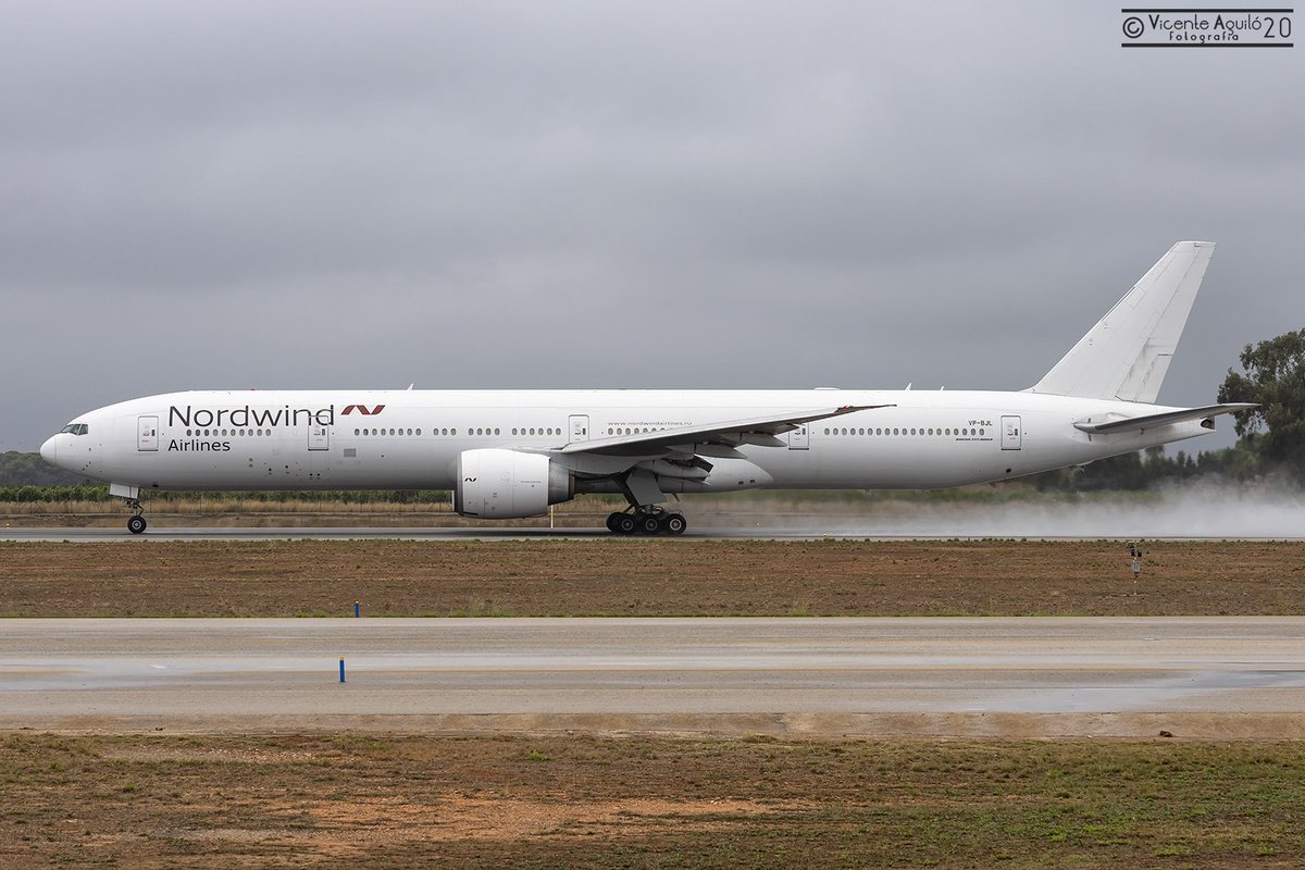 VteAguilo's tweet photo. Siguen llegando aviones a Valencia #LEVC con material sanitario para la lucha contra el #COVID19.
En la foto un Boeing B777 de @NordwinAir que transportó equipamiento sanitario desde Nanjing #ZSNJ (China).
@aeroVLC @VLCspotters https://t.co/NkOfp85TWN