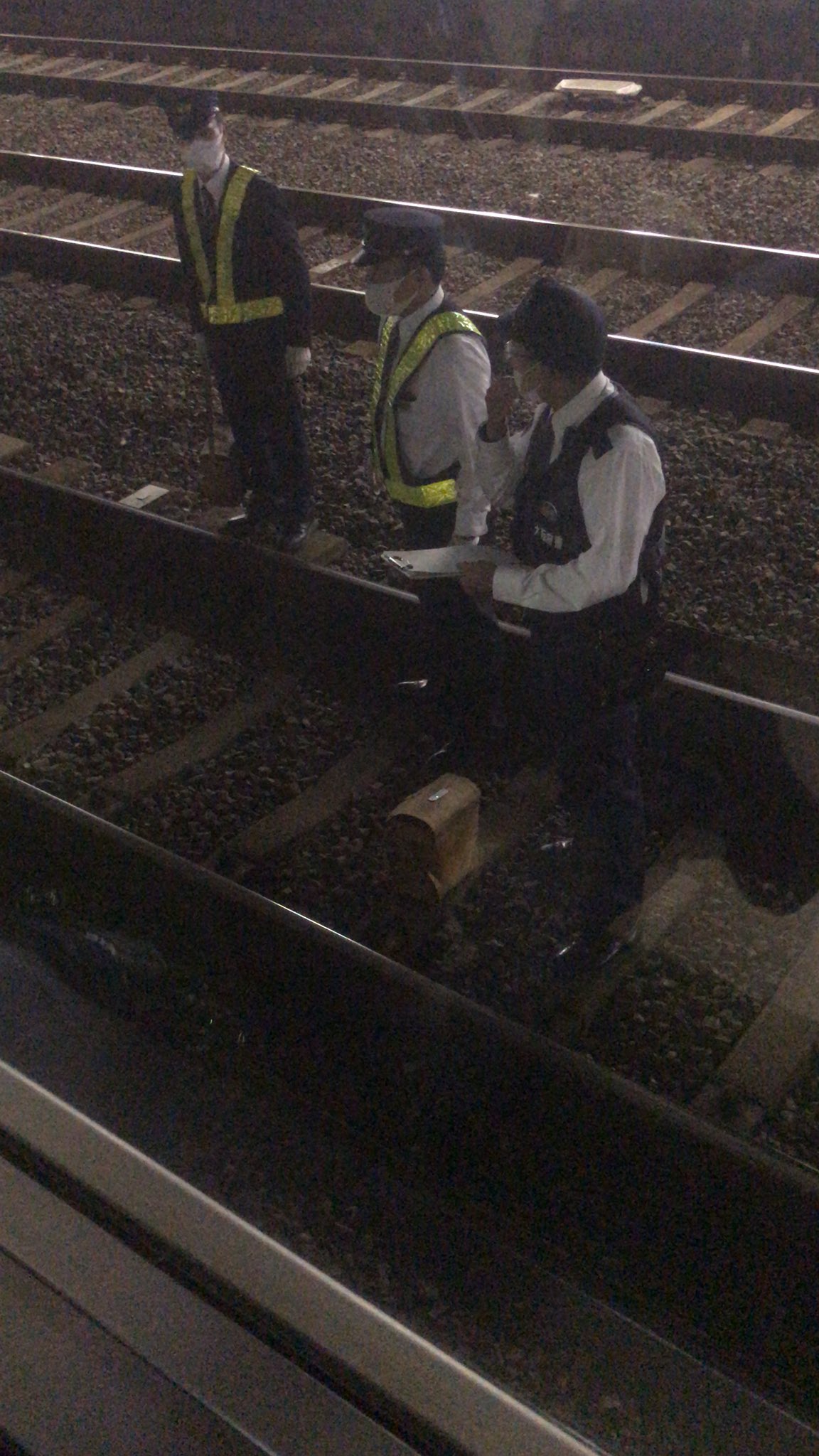 画像 こんな深夜に乗ってる電車が最寄り駅の一つ前の駅に着くタイミングで人身事故に遭遇 ドアも開きません ほんでエアコン切って照明も暗くなるとかなに Matomehub まとめハブ
