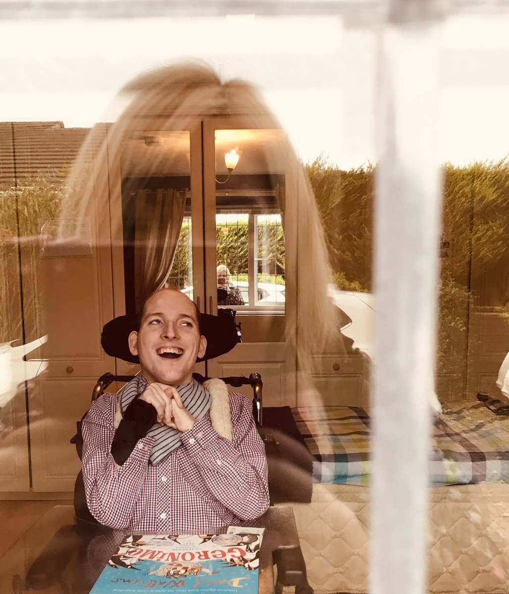 nicolahall332's tweet photo. #lockdown2uk #FridayVibes a #windowvisit to see me lovely boy before the sun goes down 💕 bloody virus 🦠 https://t.co/WDFeKQArsU