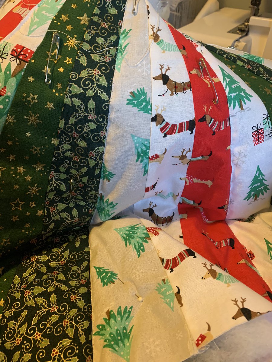 kazlizbess's tweet photo. Finally, after years - maybe even decades - of procrastination I’m doing something with the gorgeous Christmas fabrics I’ve collected over the years! This ones a present so 🤐!#quilting #quiltingnovice #seemstobeworking https://t.co/G82hdsjSzO