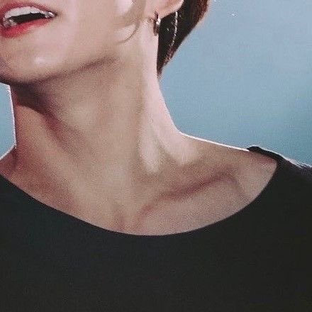 beautiful collarbones