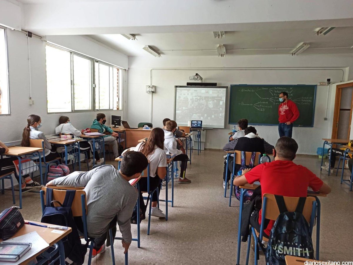 tremcocpgiberia's tweet photo. ¿Crees que los temas sobre #eficienciaenergetica, #sostenibilidad y respeto por el #medioambiente deberían ser estudiados en los colegios e institutos? Este centro de educación secundaria de Almuñécar así lo cree.

➡️ https://t.co/4IKLPm4V4z Vía: @diariosexitano1 https://t.co/acrXD4sIeQ