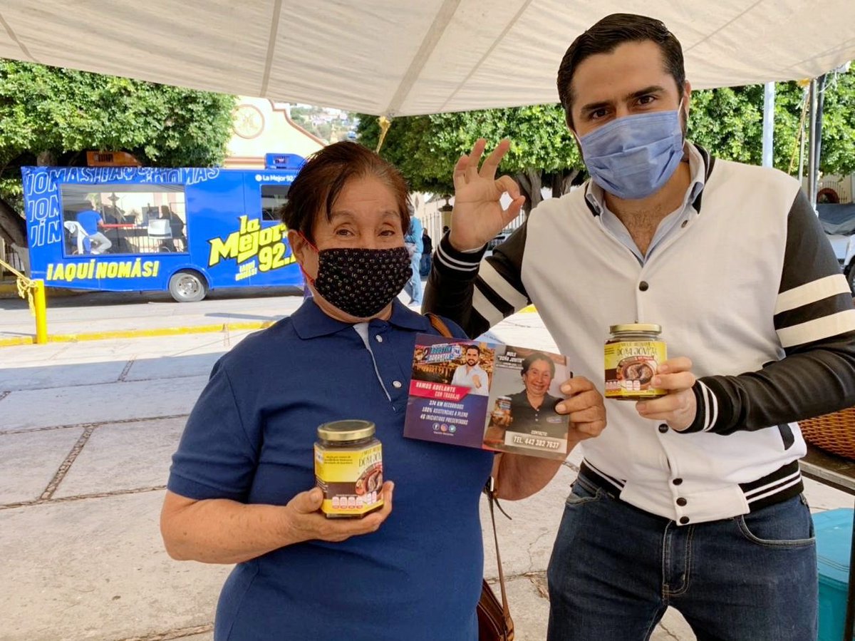 agusdorantes's tweet photo. Desde Hércules 📍seguimos difundiendo el comercio local en la radio local 📻 Les presumo el Mole de Doña Jovita 🍗, orgullosamente hecho en el 4to Distrito, no solo informemos también también #ActivemosJuntos 🧔🏻🤟🏼 #Agus2Informe https://t.co/HLkdQdY9Xp