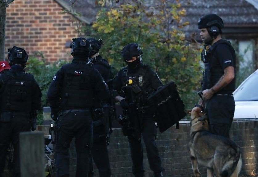 Kent_Online's tweet photo. #BREAKING Armed police swarm #Otham near #Maidstone as helicopter hovers overhead https://t.co/dHQSY6N7mG https://t.co/8FEIKebZlS