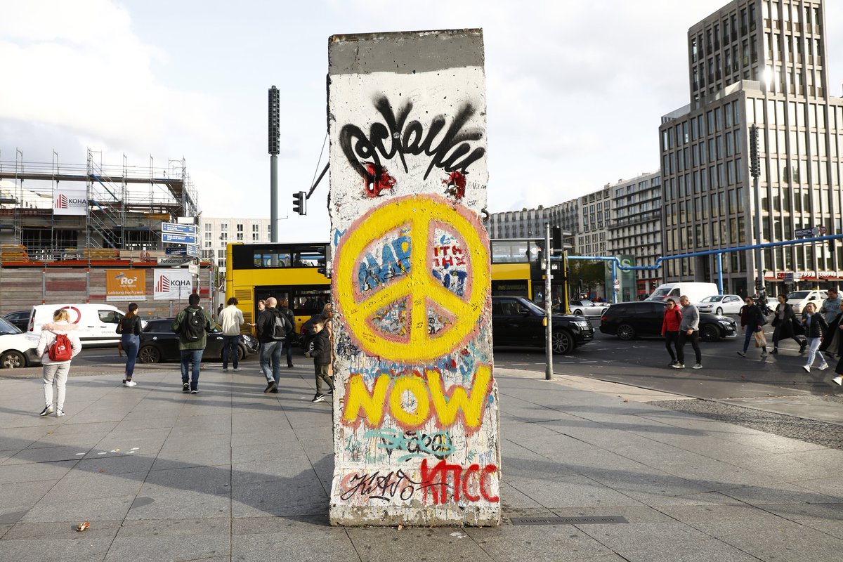 EU_Commission's tweet photo. Peace. Solidarity. Dignity. Freedom. Unity. Europe. 🇪🇺

31 years ago, we witnessed the fall of the Berlin Wall.

Germany was later reunited, ending Europe's division between east and west after years of political and economic turbulence.

#StrongerTogether #BerlinerMauer @euinde https://t.co/gJhY6vfgzl