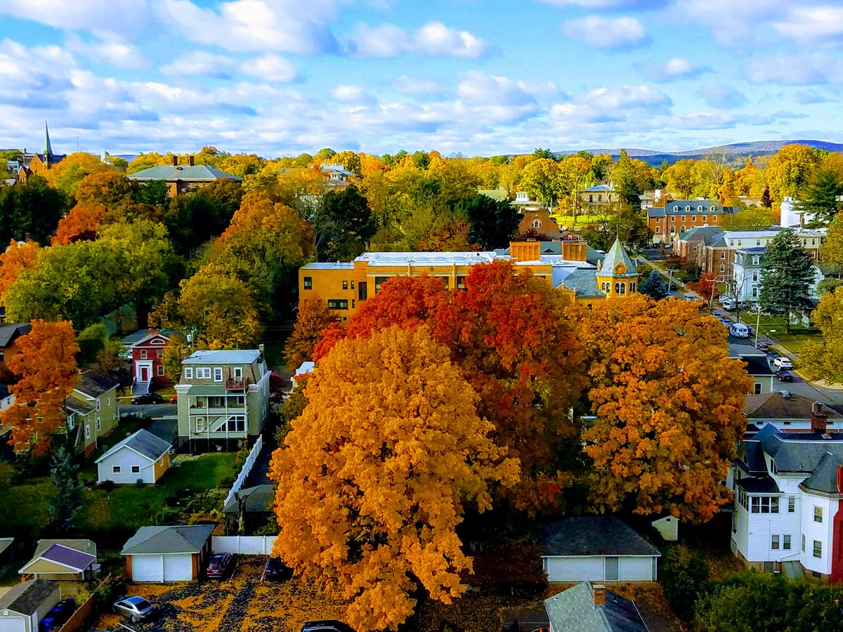 realityi's tweet photo. The view from our office in Middletown, CT. We just love the office during Fall ๐๐
#officeviews #fallvibes #fallview #fallingforfall #fallleaves #meetouroffice #officetour #middletownct #realityinteractive #webdeveloper #technology #design #customfixtures #officeviews https://t.co/1XC4d8pHef