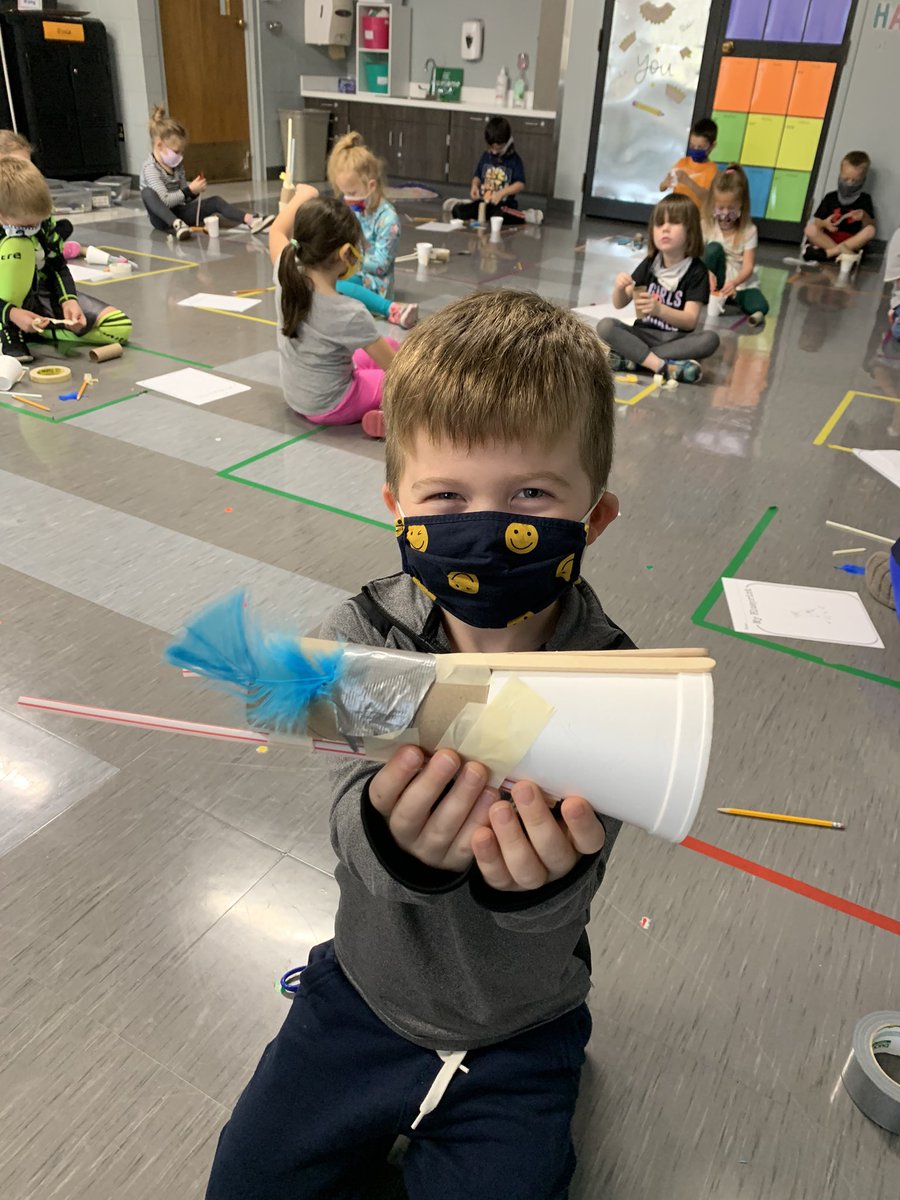 sara_freeman's tweet photo. K Ss have been learning all about architects and engineers thanks to @andreabeaty Iggy Peck and Rosie Revere. Working on how to make a sketch with labels and follow our plans! #maplemakers #ssdpride #warriorscreate #STEMeducation #STEM https://t.co/UtTyjTaGCs