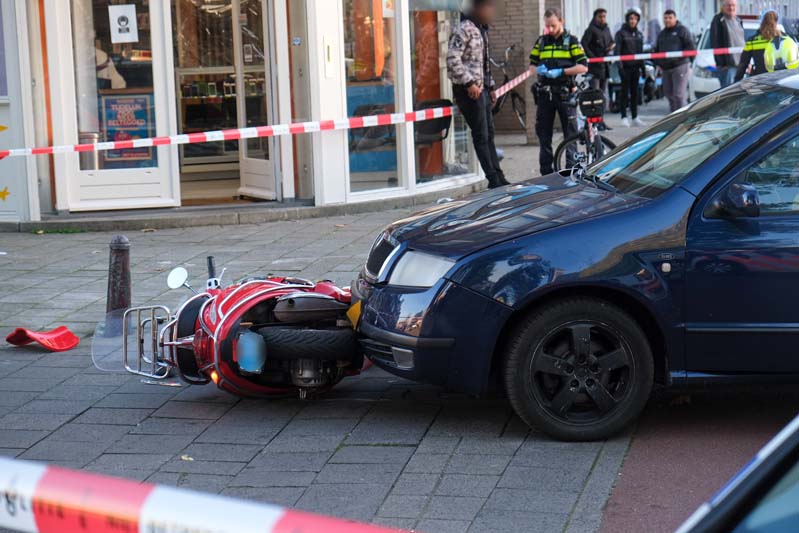 NU ONLINE: Scooterrijder gewond na aanrijding met personenauto Bontekoestraat Den Haag..