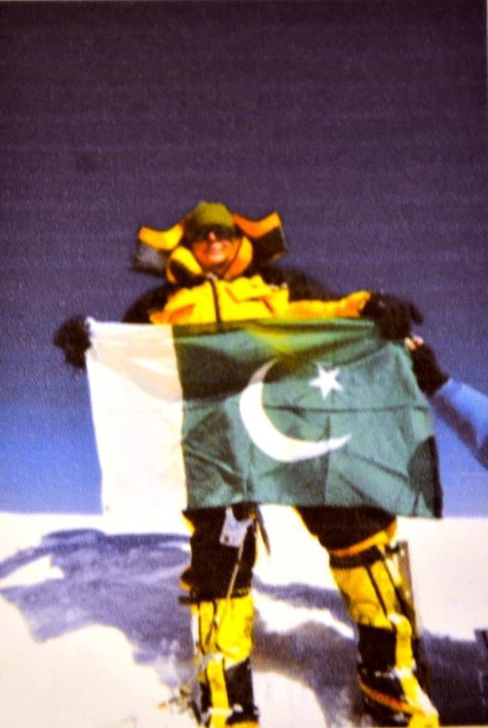 OfficialDGISPR's tweet photo. Ms Vanessa O'Brien met #COAS. She is the only woman ever to climb 2 the world’s highest pt Mount Everest &amp; dive 2 world’s deepest pt Challenger Deep, also carrying Pak flag. COAS appreciated her achievements &amp; thanked her 4 promoting Pak as a goodwill ambassador https://t.co/dukjFD24GZ