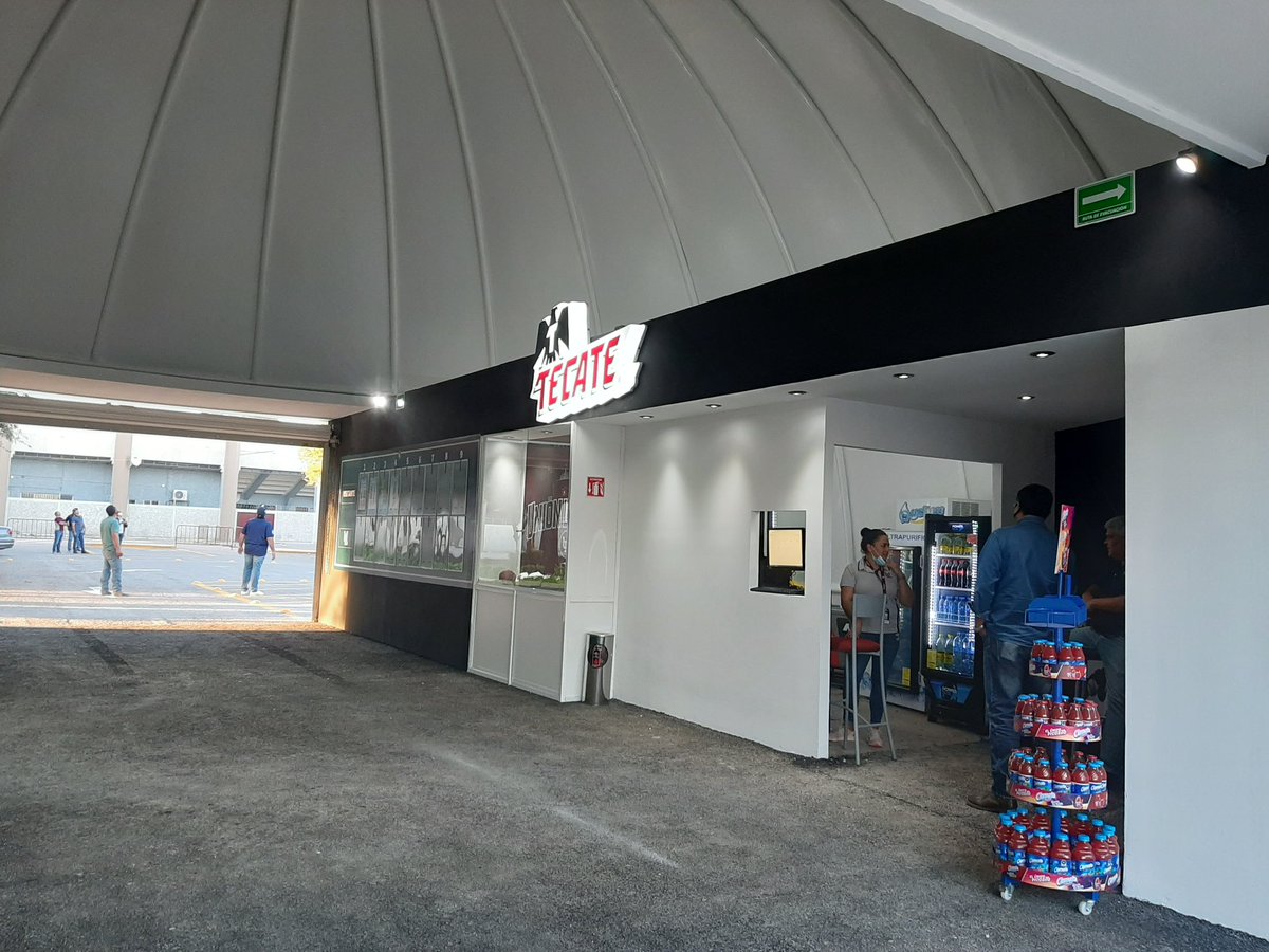 raycarrillo23's tweet photo. Hoy abrió la Bola en el Revolución, un drive thru para comprar tu cheve y hasta gorras del equipo!

Bien ahí @AlgodonerosUL https://t.co/X9ZIxKivJm
