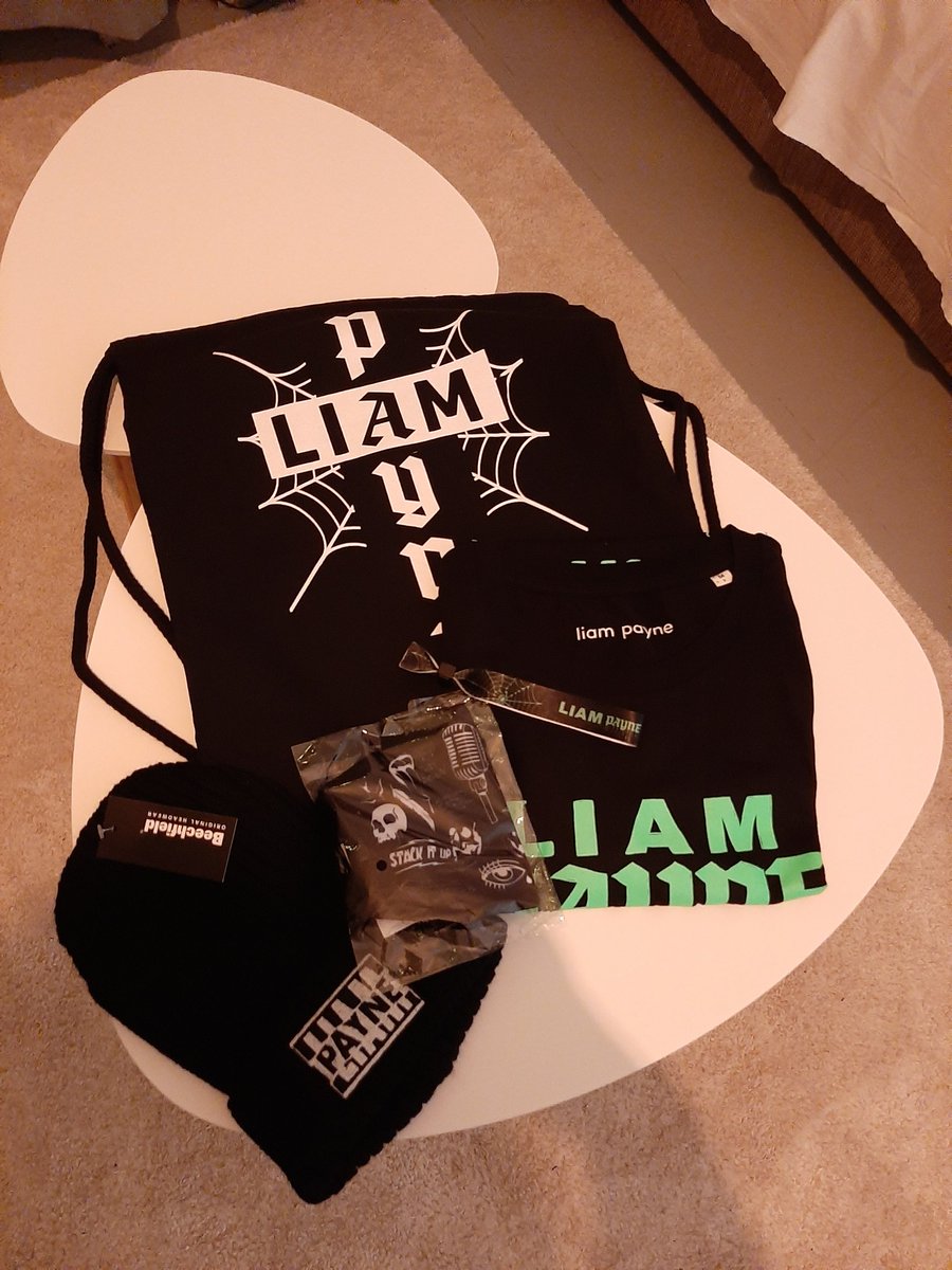 maribrekker's tweet image. so my #TheLPShow act 3 halloween special merch is finally here 🎃♥️👻 i feel very emo but i absolutely love it. thank you for the amazingly designed merch and the amazing show @LiamPayne !! i'm so proud and grateful.