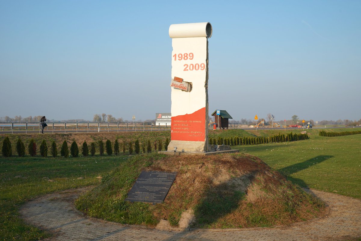 Peace. Solidarity. Dignity. Freedom. Unity. Europe. 🇪🇺

31 years ago, we witnessed the fall of the Berlin Wall.

Germany was later reunited, ending Europe's division between east and west after years of political and economic turbulence.

#StrongerTogether #BerlinerMauer <a href="/euinde/">Europäische Kommission - Vertretung in Deutschland</a>
