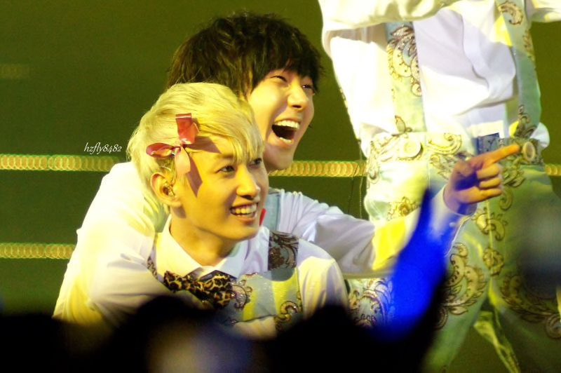 ●   OKAY SOMEONE NEEDS TO TELL US WHICH PIC CAME FIRST #yehyuk @shfly3424  @AllRiseSilver