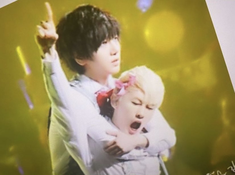 ●   OKAY SOMEONE NEEDS TO TELL US WHICH PIC CAME FIRST #yehyuk @shfly3424  @AllRiseSilver