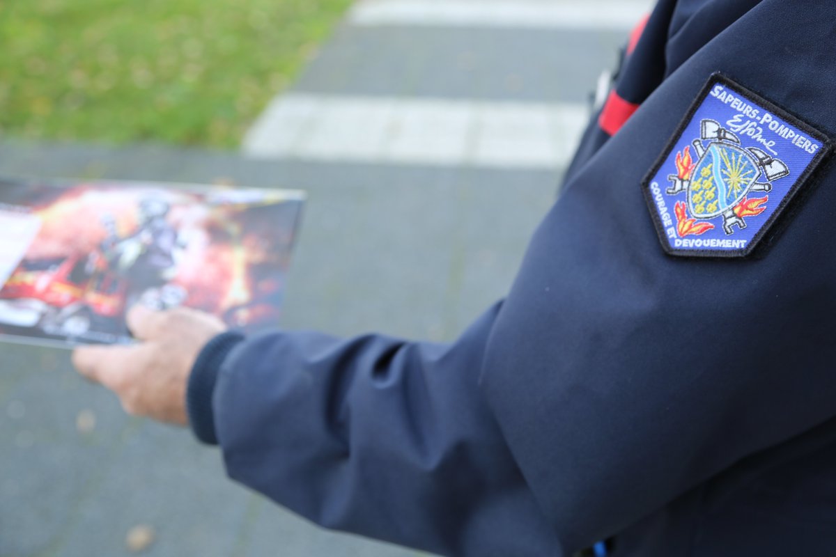 sdis91's tweet photo. Suite aux décisions gouvernementales, la campagne des #calendriers des sapeurs- #pompiers du @sdis91 est reportée. Ils ne viendront pas sonner à votre porte ! N’ouvrez pas à n’importe qui. #prudence https://t.co/JOJZB5ikU0