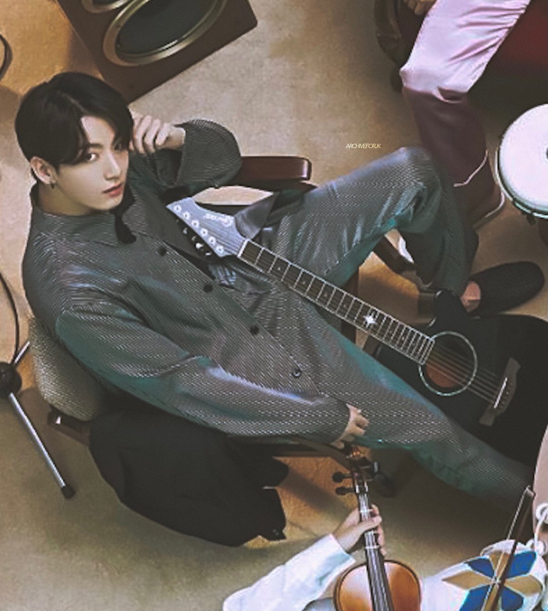 archiveforJK's tweet photo. we're really getting guitarist jungkook https://t.co/SBxR9eN2fU
