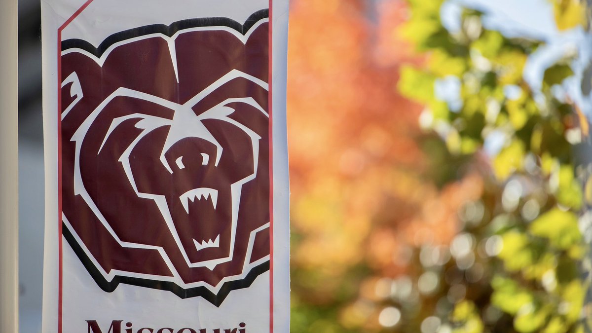 MissouriState's tweet photo. Just some fall campus pics to bless your timeline. #GoMaroon 🐻🍁 https://t.co/IN1gzl3uq6