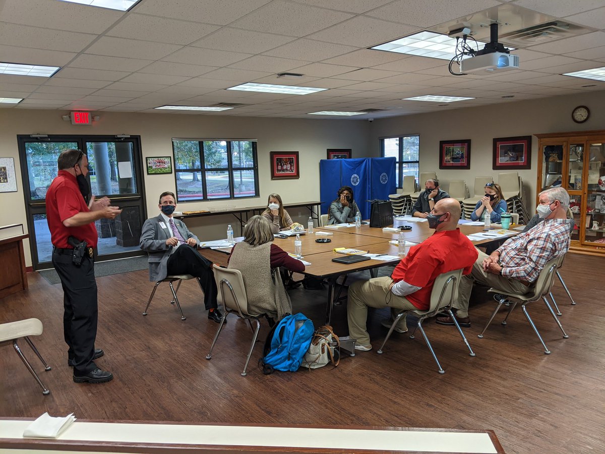 barnes_glenn's tweet photo. The final bell doesn't signal the end of learning in Splendora ISD. The campus assistant principals meeting with Chief Weatherly and myself after hours to grow as campus leaders. #CultivatingExceptionalPeople #WeAreSplendora #LearningTogetherGrowingTogether https://t.co/hNm4OB4WdE