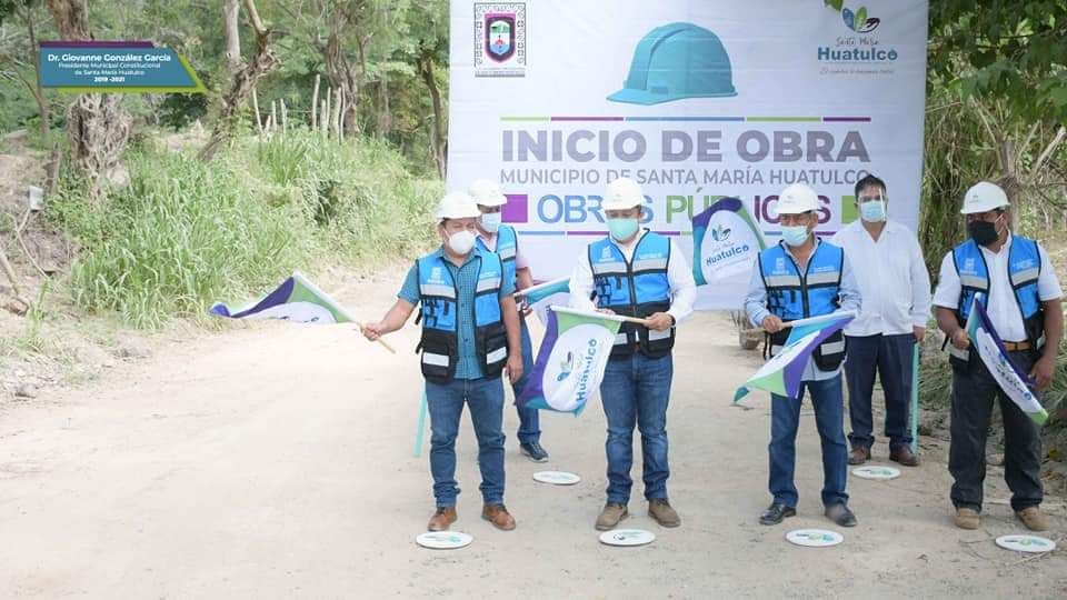 drgiovannehux's tweet photo. Hoy dimos el banderazo de inicio de la pavimentación de 1750 metros cuadrados con concreto hidráulico de la calle 2 de Chacalmata, Huatulco, lo que mejorará el tránsito vial para el intercambio comercial con la comunidad vecina de Benito Juárez.

#ElCambioLoHacemosTodos https://t.co/F0BEJmmLsl