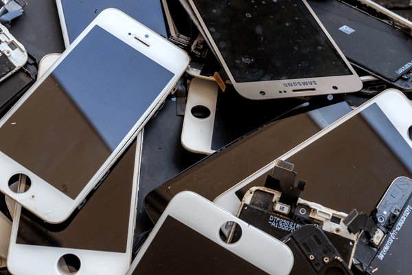 LiquidTechNews's tweet photo. Working with the wrong e-waste recycler can put your decommissioned IT equipment at risk. Tech giant, Apple is suing their former recycler after alleged theft. Read the full blog post here: https://t.co/STU4kVfHNR #tech #IT #ewaste #recycling #iphone https://t.co/xlLFi5hciw