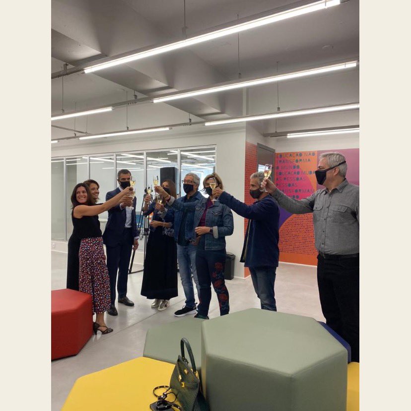 Hoje eu e minha família inauguramos a nova casa do @institutosingularidades, faculdade de formação de professores do @institutopeninsula, nossa organização social. Tenho certeza que essa nova sede irá proporcionar ainda mais benefícios para fortalecer a educação do nosso país.