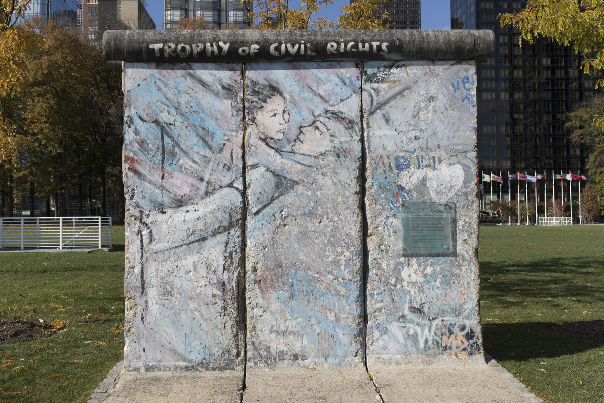 UN's tweet photo. The #BerlinWall, built in 1961, fell 31 years ago. 

A section of it, entitled "Trophy of Civil Rights", was gifted to the UN by Germany and is displayed at UNHQ in NYC as a reminder that we can all #StandUp4HumanRights. https://t.co/8Z3zfjRKNf