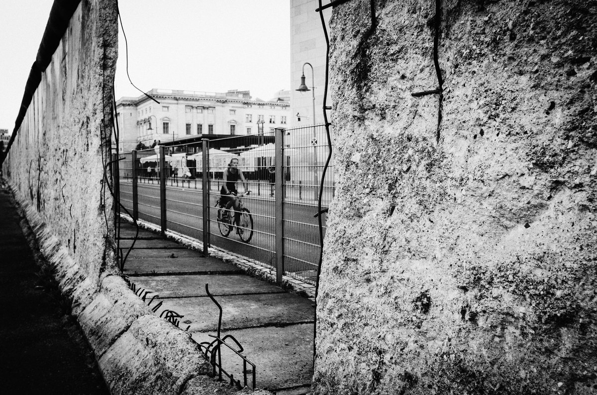 UN's tweet photo. The #BerlinWall, built in 1961, fell 31 years ago. 

A section of it, entitled "Trophy of Civil Rights", was gifted to the UN by Germany and is displayed at UNHQ in NYC as a reminder that we can all #StandUp4HumanRights. https://t.co/8Z3zfjRKNf