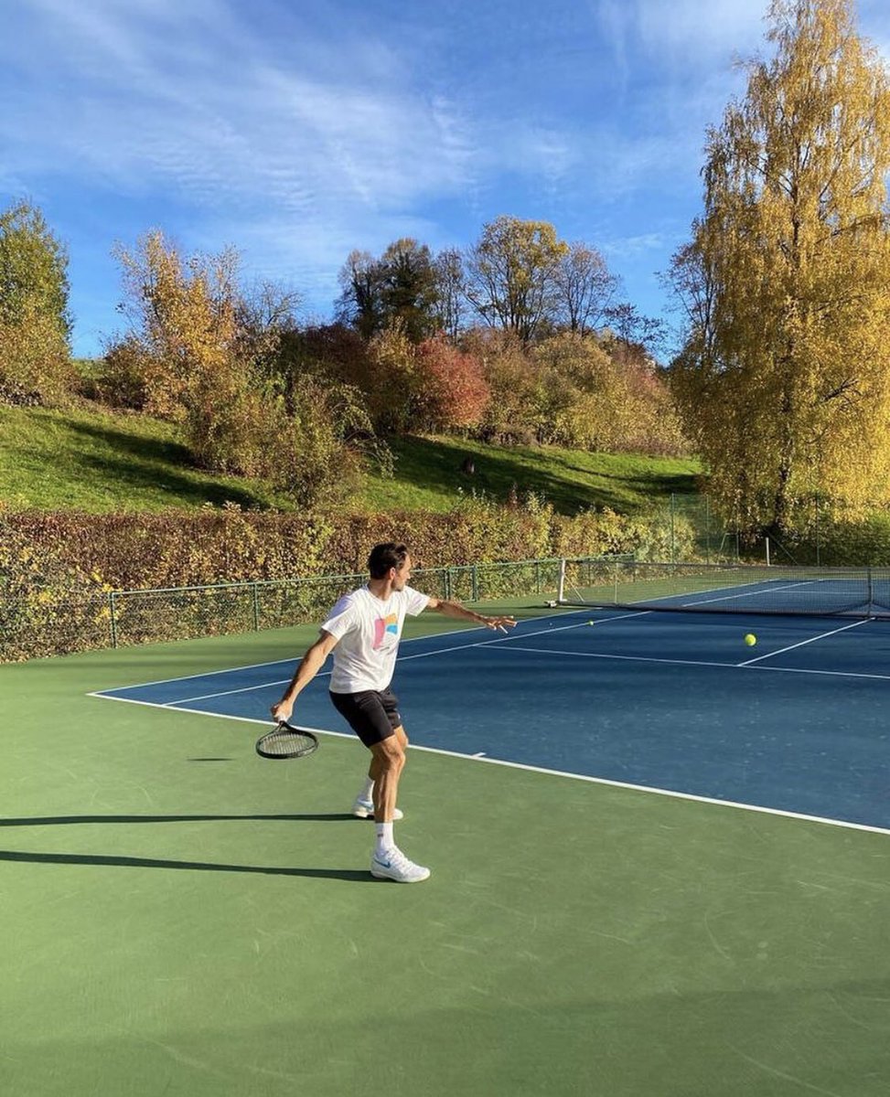 FedererLive's tweet image. Roger Federer back at practice in Switzerland!

Who’s liking the view? 🖐