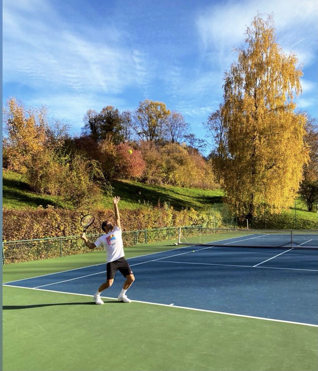 FedererLive's tweet image. Roger Federer back at practice in Switzerland!

Who’s liking the view? 🖐