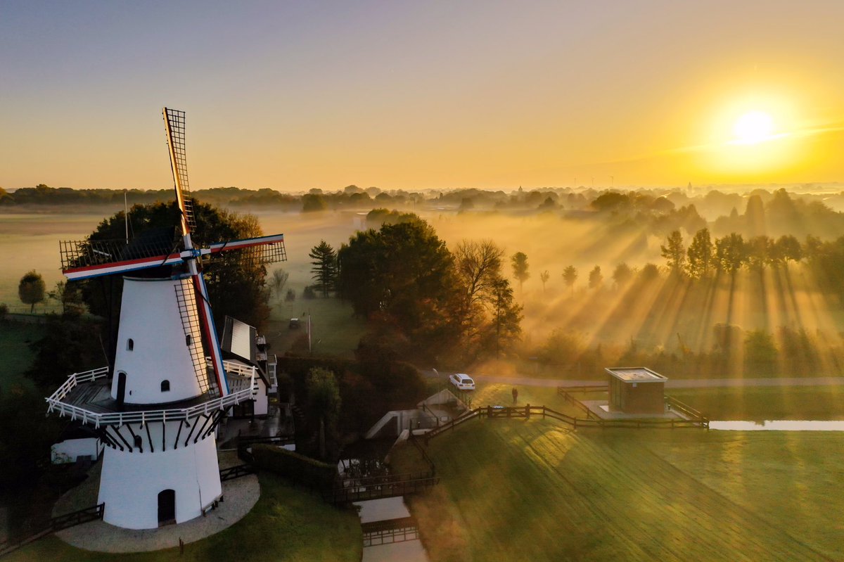 MLooyenstein's tweet photo. Een gouwe ouwe van #molen #devlinder in #Deil tijdens een prachtige #zonsopkomst en #mist foto van verleden jaar @m0lens @mooieluchten @OmroepGLD https://t.co/z8qmOdz4rc