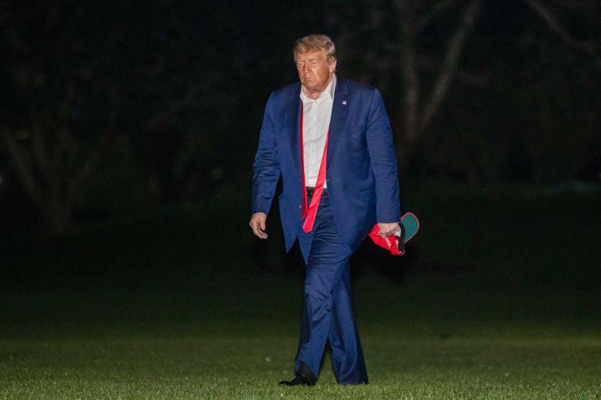 goldenxpaynex's tweet photo. LMAO CANT WIAT TO SE THIS LOSER WALK OUT OF THE WHITE HOUSE LIKE THIS IN JANUARY LMAO I CANT STAMD THIS UGLY ORNAGE MAN #turnip2002๐ฑ๐ท https://t.co/xLC7QxKp2Z
