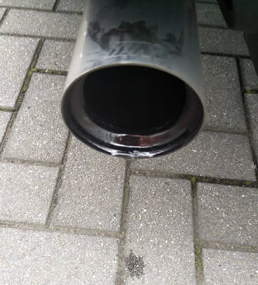 6. STARTING THE CARBefore starting, stick a finger in the exhaust & rub the inside quickly. black soot-like substance is normalYou shouldn't get a wet oily residue. This indicates the car is burning oil. Dark oily spatter on bumper around the exhaust indicates the same1/3