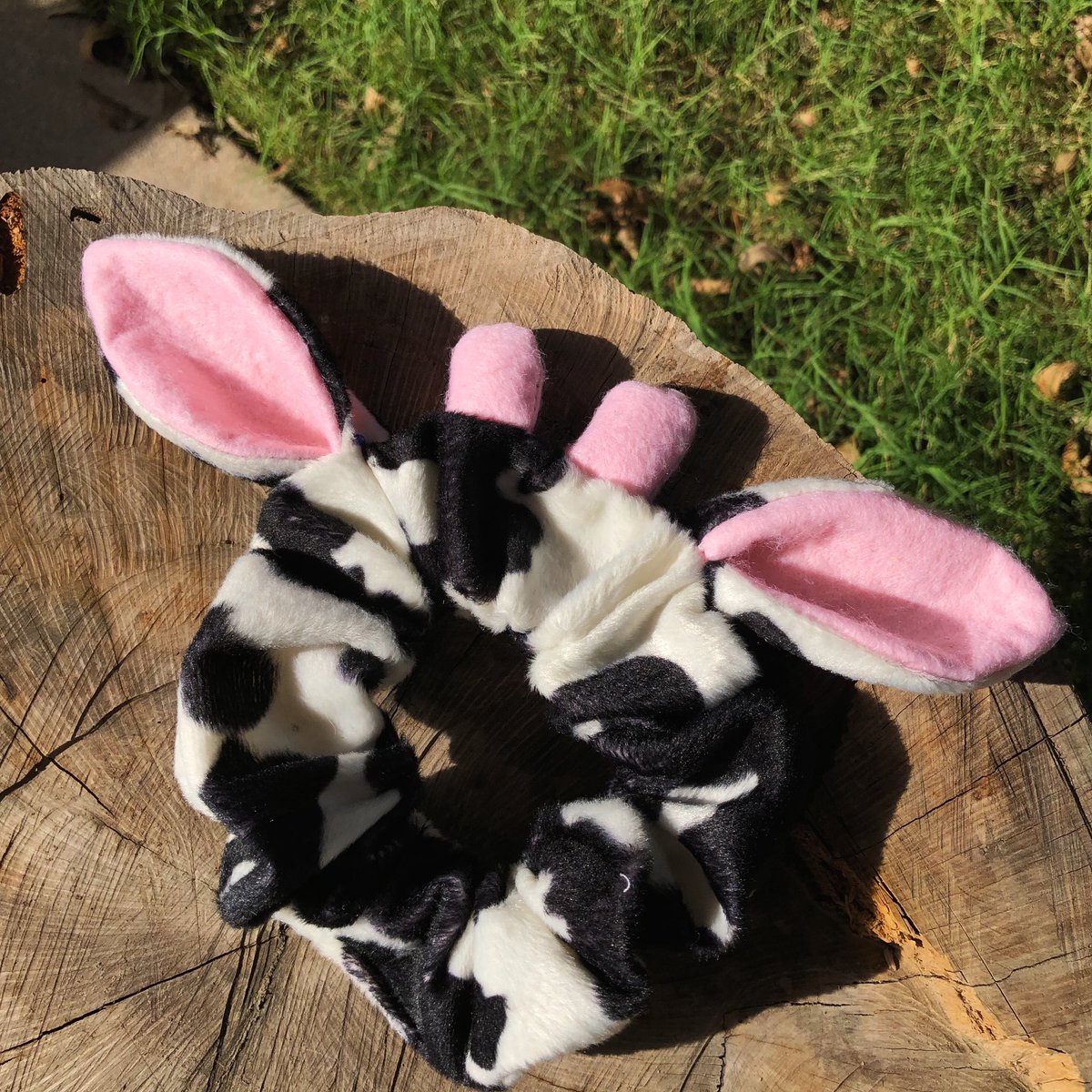 daisyhavenco's tweet photo. 🐮 lil cow scrunchie 🐮

- my newest creation - 

100% soft, adorable and handmade with love! i hope you all love this lil baby as much as i do! 🖤

2 hours later.. and still needs some work but for my first time im pretty proud of it! 💗 https://t.co/A1qET2ACg9
