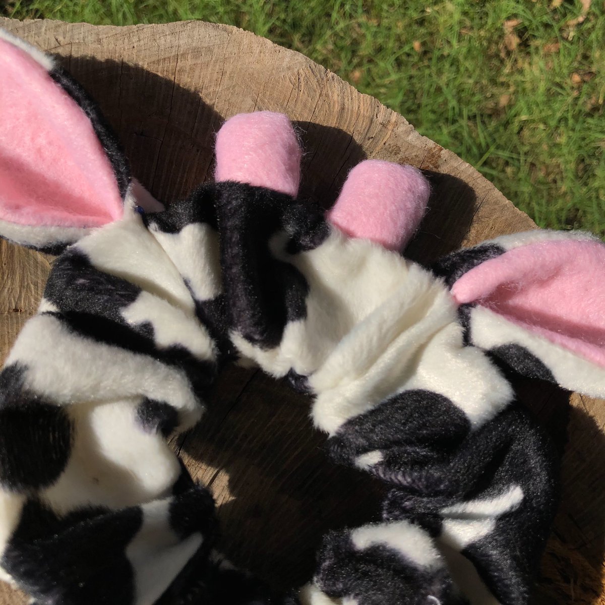daisyhavenco's tweet photo. 🐮 lil cow scrunchie 🐮

- my newest creation - 

100% soft, adorable and handmade with love! i hope you all love this lil baby as much as i do! 🖤

2 hours later.. and still needs some work but for my first time im pretty proud of it! 💗 https://t.co/A1qET2ACg9