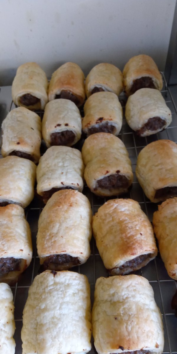 Longcauseway1's tweet photo. Well it's back to lockdown but shopping "en plein air" is much more preferable to a stuffy auld supermarket so get yerself down to our stall on @TodmordenMarket for some truly delicious local produce from our #clivigersmallholding https://t.co/5yBGRK3jWu
