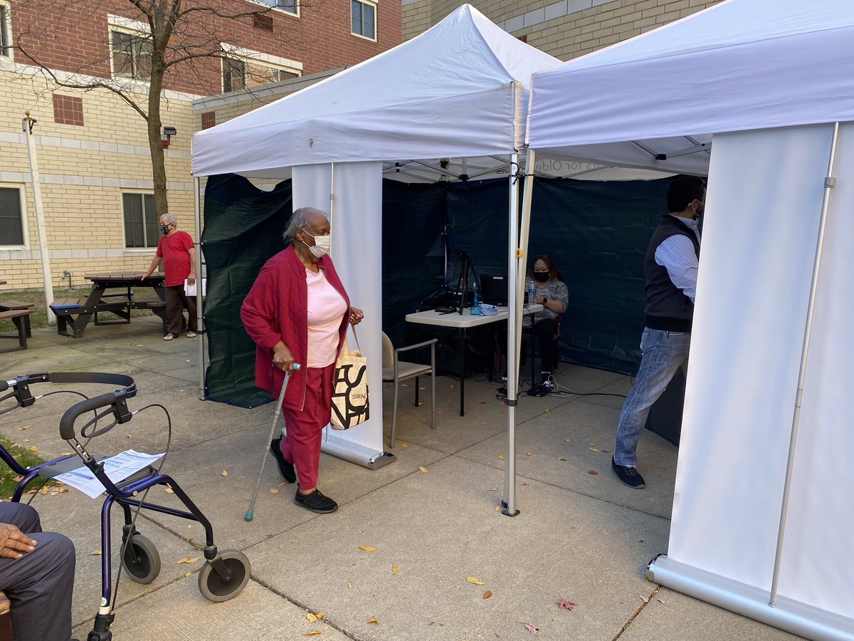 chicagocitykey's tweet photo. Had a great time helping seniors get keyed in thanks in partnership with Northwest Side Housing Center at Monteclare Senior Suites. These seniors can now stay on top of their health and well being by taking advantage of prescription savings with Chicago Rx. #UnlockChicago π https://t.co/g9FHw33TXN