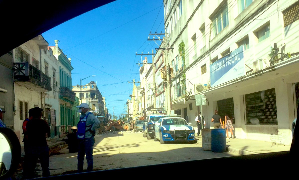 dulcuriarte's tweet photo. ¿Qué pasa en el centro de #Tampico ? Por todos lados hay calles abiertas, hay hoyos 🕳 por donde quiera, fugas de agua, bueno en pocas palabras un desastre 🤢🤮 Ojalá volvieran a dejar bien las calles o mínimo igual que antes, pero quedan peor 🤦🏻‍♀️ https://t.co/z5ALM6hdbA