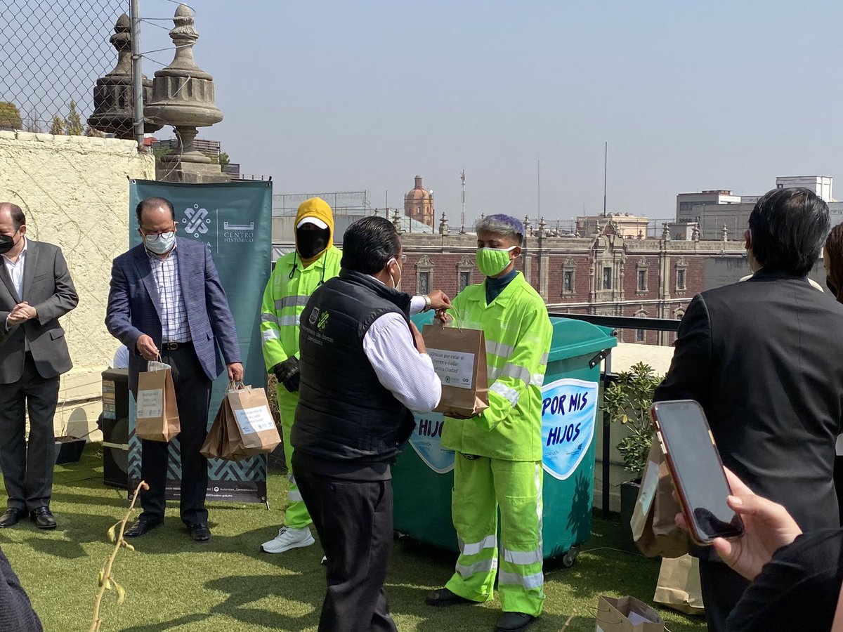 Hoy hicimos entrega de kits sanitarios para el personal de limpia de la Ciudad mediante la <a href="/ach_CDMX/">Autoridad del Centro Histórico</a> como un agradecimiento por estar al frente de la #CDMX y cuidarla. Nuestro reconocimiento a <a href="/CenacedAC/">CENACED</a> <a href="/YaRespondiste/">Ya Respondiste A.C.</a> <a href="/amancowavinmx/">AmancoWavinMX</a> y la campaña <a href="/AsiSeUsaMx/">Así se usa</a> por ser parte vital.