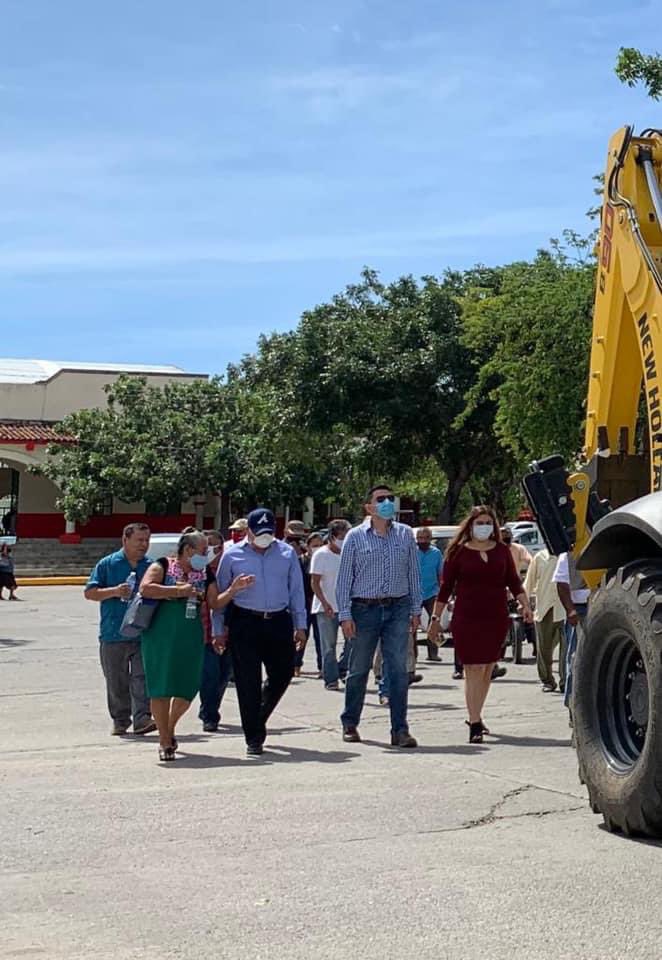 JoselinBalseca's tweet photo. Siempre he valorado y entendido que la vida del campesino es una de las más difíciles e importantes.
Por eso me comprometí y hoy lo hago realidad entregando una maquinaria Retroexcavadora a todos los campesinos que integran la Unidad de Riego de Jalapa Del Marqués https://t.co/b3ssZf40oV